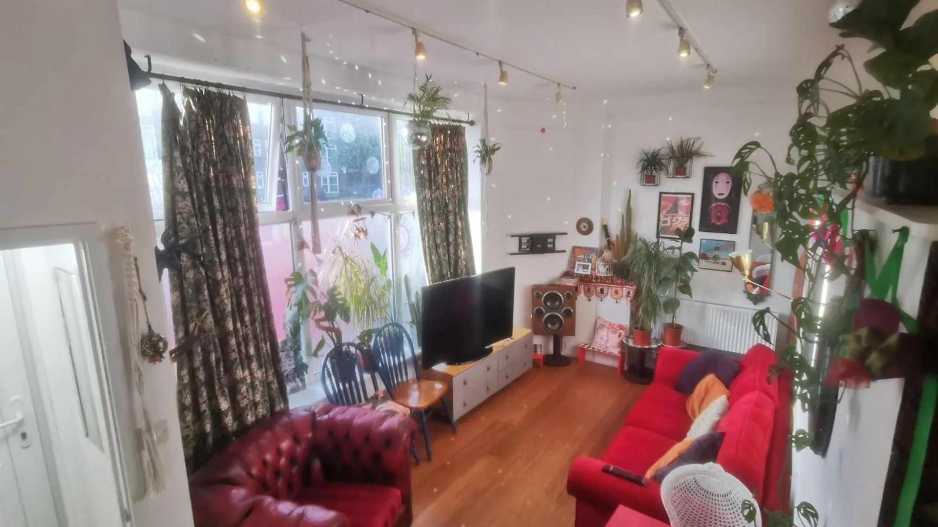 Bright, Roomy, Colourful Flat In Brighton location